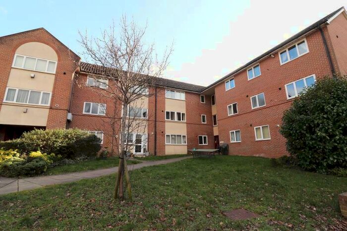 2 Bedroom Flat To Rent In Highview, Knaphill, GU21