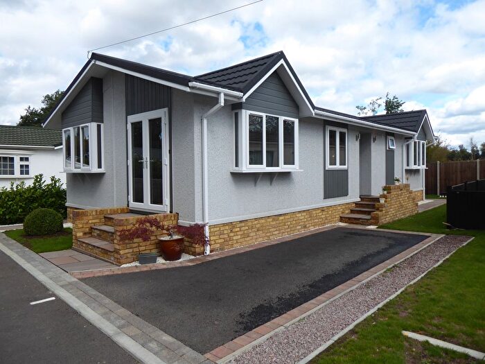 2 Bedroom Mobile/park Home For Sale In Hermitage Park, Warfield, Bracknell, RG42
