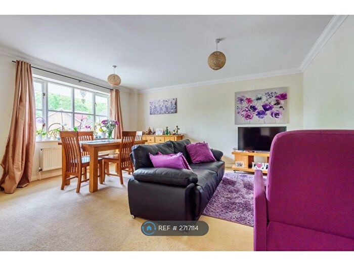 2 Bedroom Flat To Rent In Two Rivers Way, Newbury, RG14