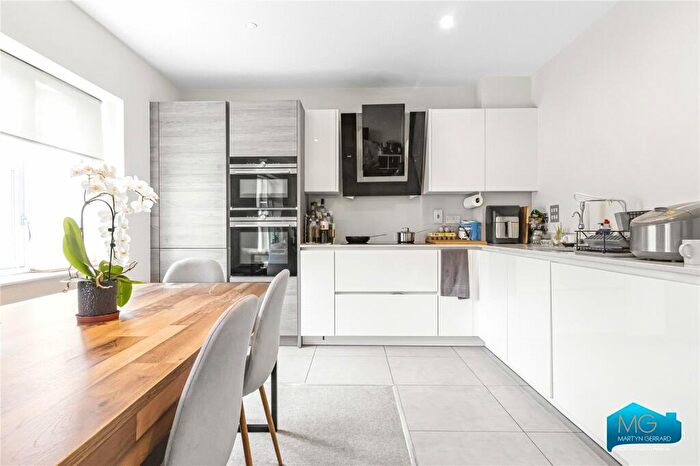 3 Bedroom Apartment To Rent In High Road, North Finchley, London, N12