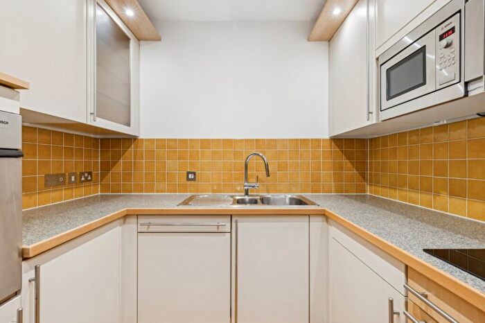 2 Bedroom Flat To Rent In Brasenose Drive, Barnes, SW13