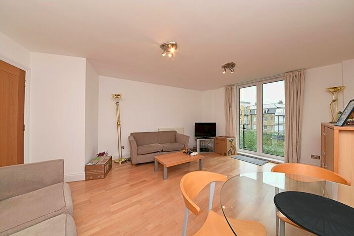 2 Bedroom Flat To Rent In Albert Court, Palgrave Gardens, London, NW1