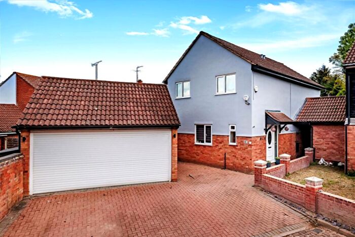 5 Bedroom Link Detached House For Sale In St. Marys Way, Chigwell, IG7