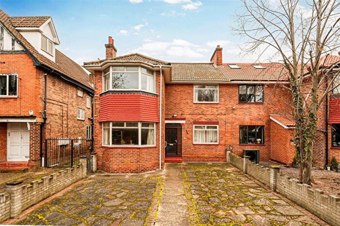 4 Bedroom Semi Detached House For Sale In Perryn Road, Acton, London, W3