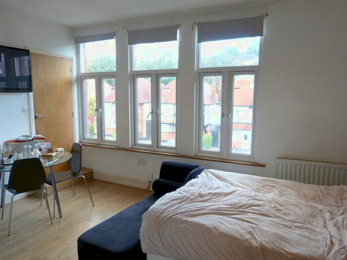 Studio To Rent In Finchley Road, London, NW11