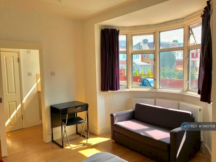 Studio To Rent In Ashcombe Park, London, NW2