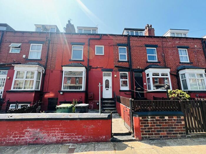 2 Bedroom Apartment To Rent In Cross Flatts Parade, Leeds, LS11