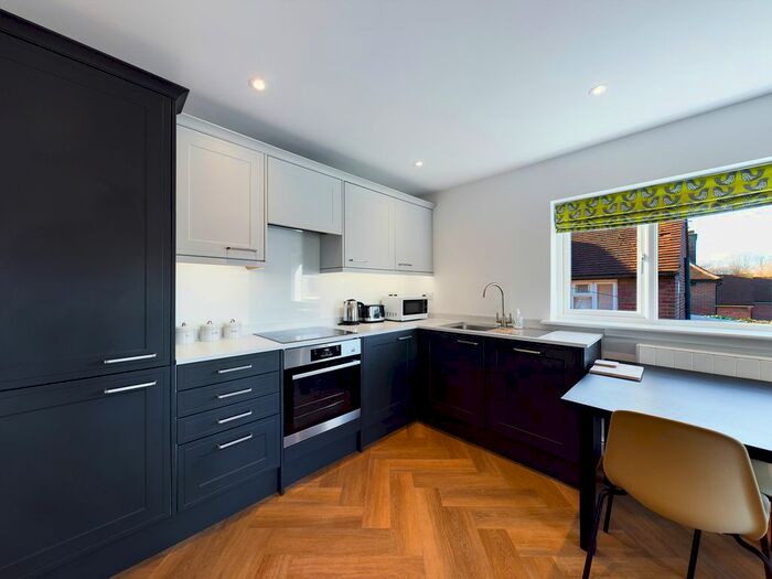 2 Bedroom Flat To Rent In High Street, Downley, High Wycombe HP13