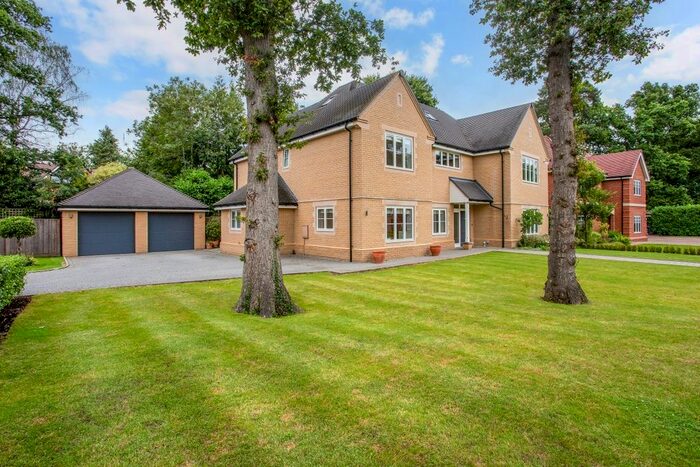 5 Bedroom Detached House To Rent In The Spinney, Gerrards Cross, SL9