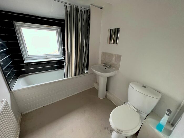 6 Bedroom Detached House To Rent In Leicester Grove, Leeds, LS7