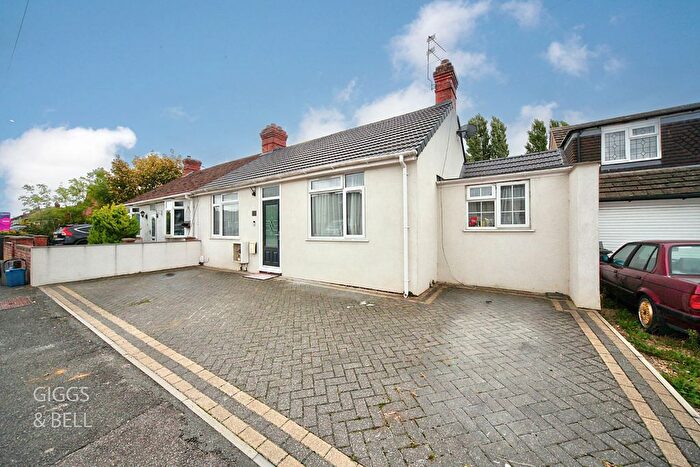 3 Bedroom Semi Detached Bungalow For Sale In Sowerby Avenue, Luton, Bedfordshire, LU2