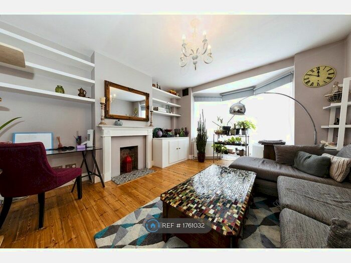2 Bedroom Flat To Rent In Wavertree Court, London, SW2