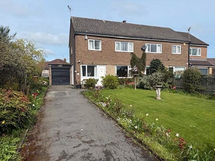 3 Bedroom Semi Detached House For Sale In Briarfield Close, Idle, Bradford, BD10