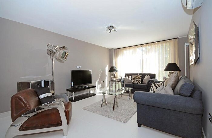 3 Bedroom Apartment To Rent In St. Johns Wood, London, NW8