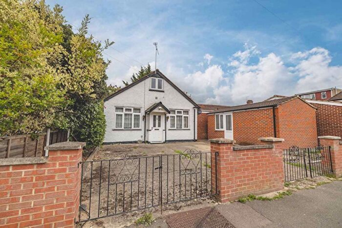 3 Bedroom Bungalow For Sale In Faraday Road, Slough, SL2