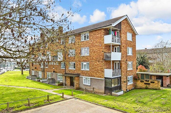 2 Bedroom Flat For Sale In Rams Grove, Romford, Essex, RM6
