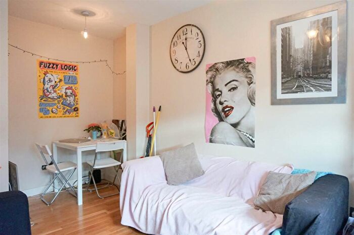 5 Bedroom Flat To Rent In Flat Headingley Rise, Welton Road, Leeds, LS6