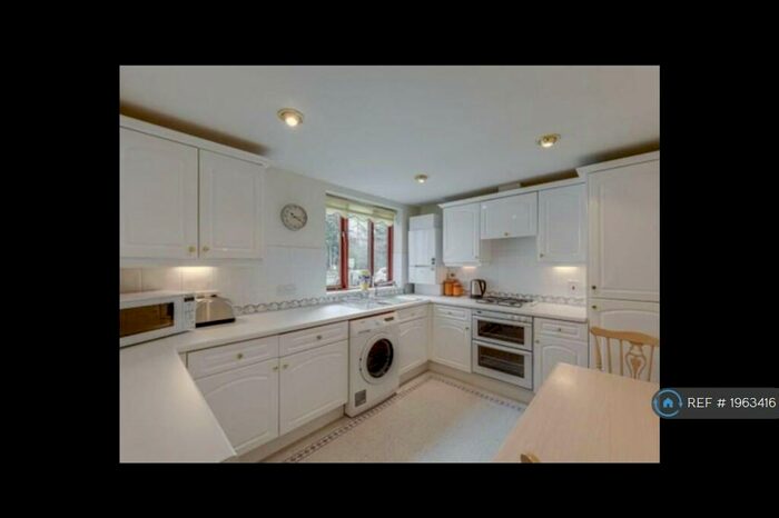 2 Bedroom Flat To Rent In Bucknell Close, Solihull, B91