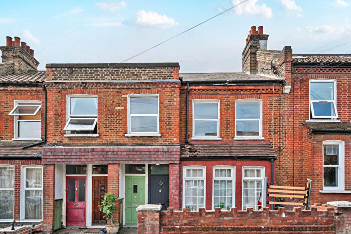 3 Bedroom Maisonette For Sale In Holdenby Road, Brockley, London, SE4