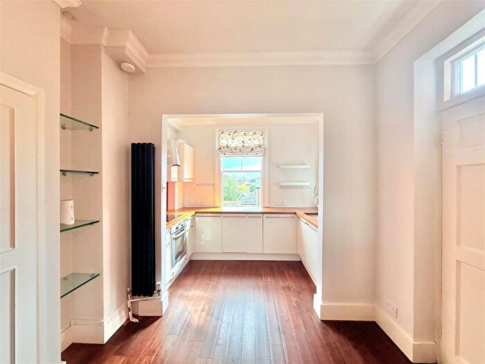 2 Bedroom Flat For Sale In High Street, Egham, TW20