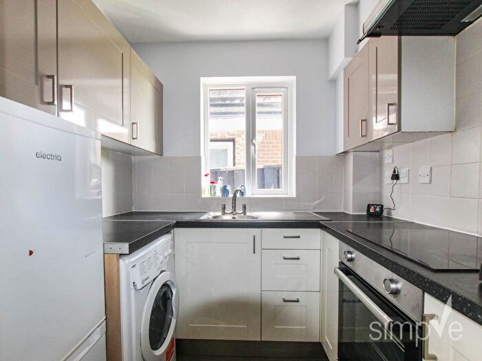 1 Bedroom Flat To Rent In Marina Approach, Hayes, Middlesex, UB4