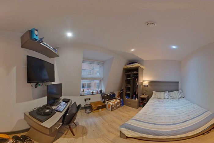 6 Bedroom Apartment To Rent In Hoods Hideout, - Houndsgate, NG1