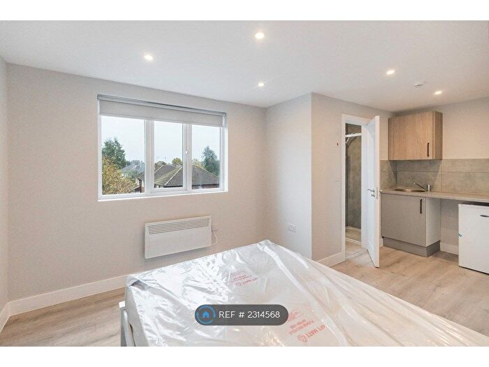 Studio To Rent In Hanworth Road, Hounslow, TW4