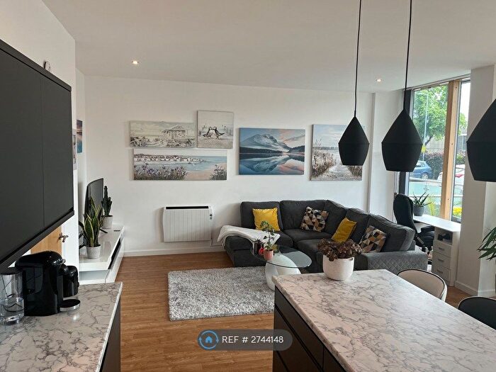 2 Bedroom Flat To Rent In Warwickgate House, Old Trafford, Manchester, M16