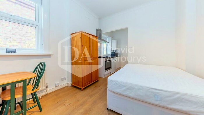 Studio To Rent In Manstone Road, Kilburn, London, NW2
