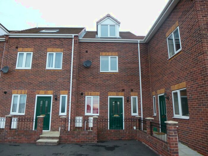 3 Bedroom Town House To Rent In Ealands Close, Little Houghton, Barnsley, S72