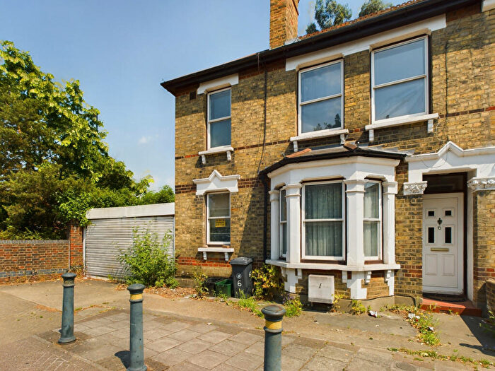 2 Bedroom Flat To Rent In College Road, Bromley, Kent, BR1