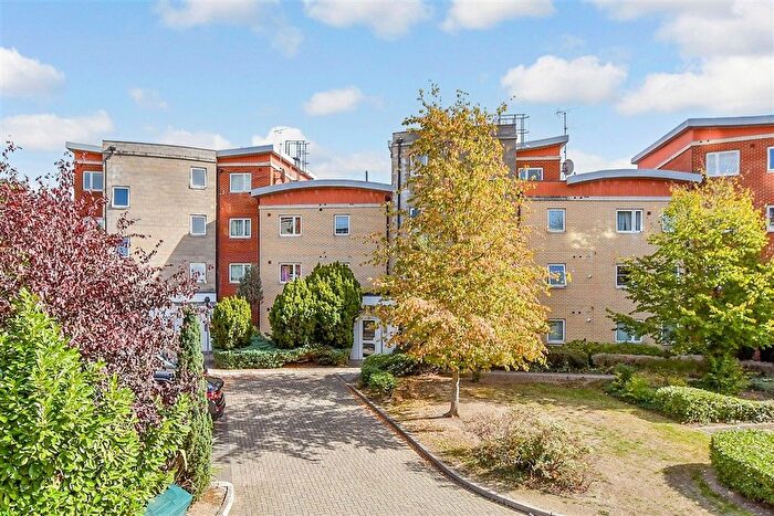 2 Bedroom Flat For Sale In Victoria Road, Romford, Essex, RM1