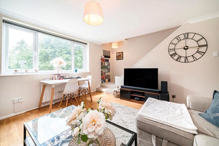 2 Bedroom Flat To Rent In Emmanuel Road, Balham, SW12