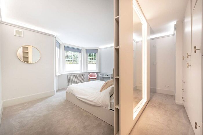 3 Bedroom Flat To Rent In Strathmore Gardens, Kensington, London, W8
