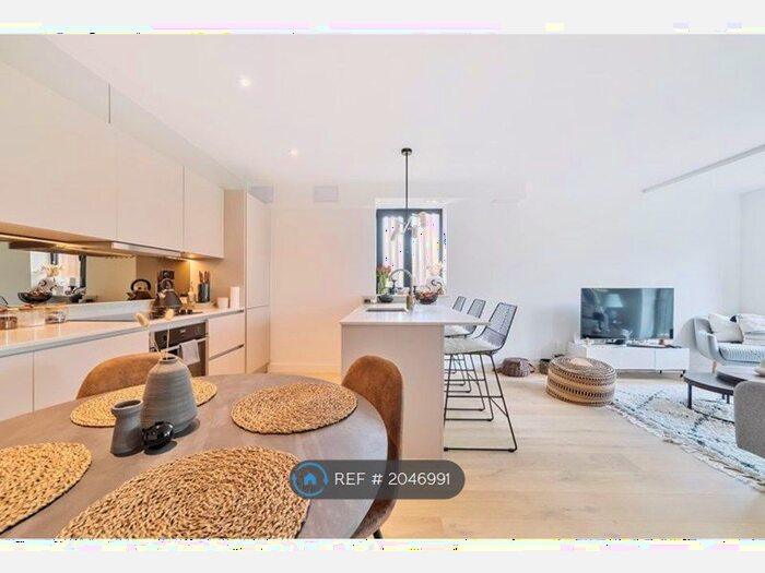 2 Bedroom Flat To Rent In The Drive, Coulsdon, CR5