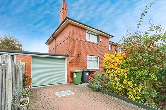 3 Bedroom Semi-Detached House For Sale In Hollin Park Terrace, Leeds, LS8