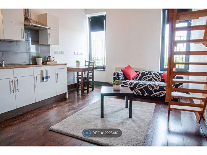 Studio To Rent In Hanover House, London, NW2