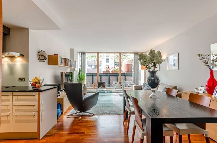 2 Bedroom Flat To Rent In Gainsborough Studios, Islington, London, N1