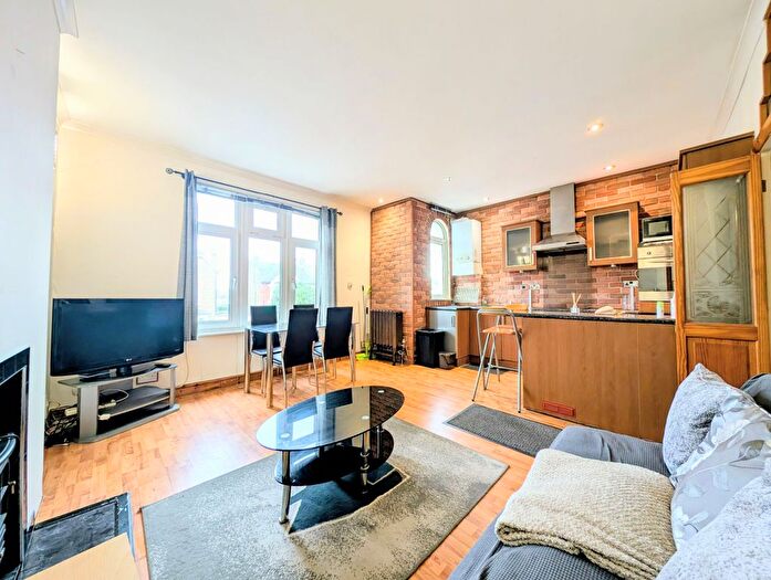 2 Bedroom Flat For Sale In Queens Road, London, SW19