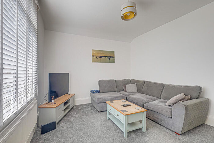 1 Bedroom Flat For Sale In Elmsleigh Drive, Leigh-on-sea, SS9