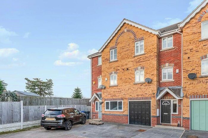 4 Bedroom Terraced House To Rent In Heath Court, Warmsworth, Doncaster DN4