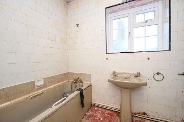 1 Bedroom Flat For Sale In Church Street, Walton-On-Thames, KT12