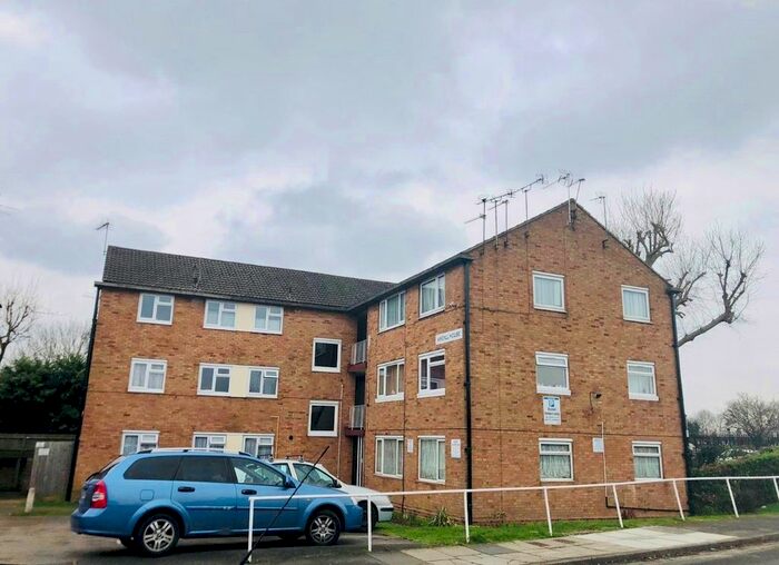 2 Bedroom Houseboat To Rent In The Farmlands, Northolt UB5