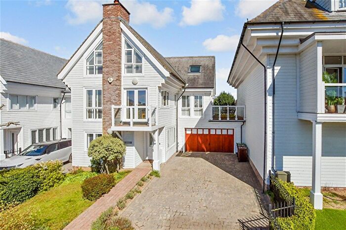 3 Bedroom Detached House For Sale In Rougemont, Kings Hill, West Malling, Kent, ME19