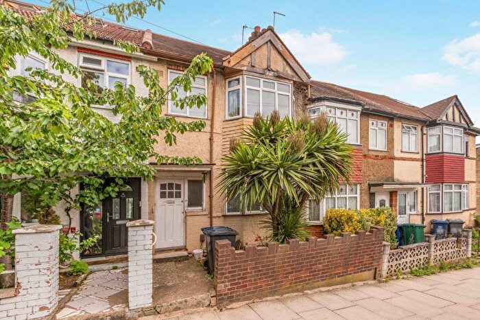 3 Bedroom Terraced House For Sale In Long Lane, Finchley, N3