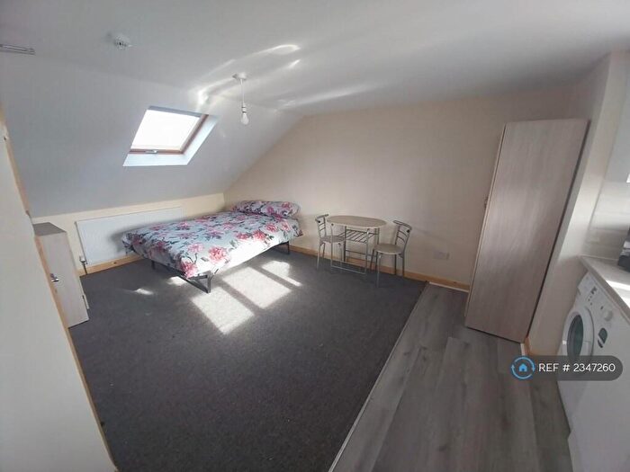 Studio To Rent In Bowes Road, London, N13