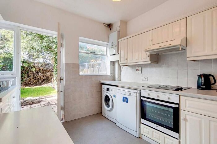 3 Bedroom Flat To Rent In Mercers Road, London, N19