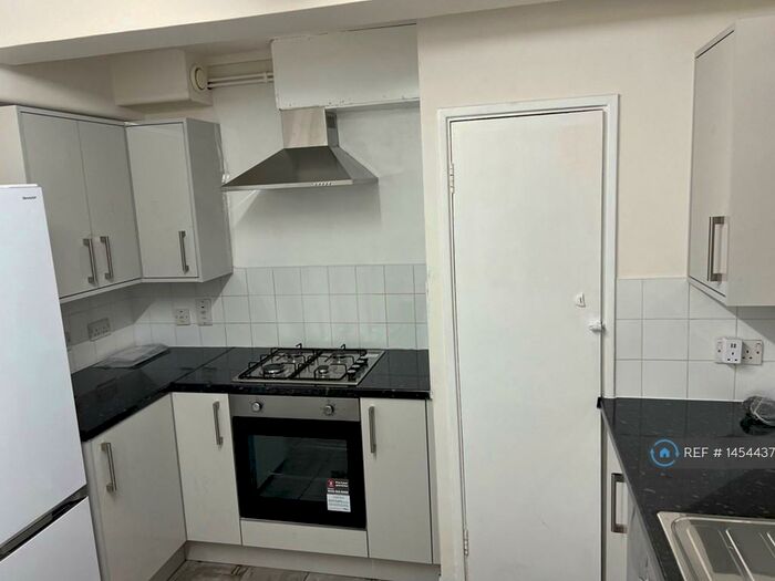 3 Bedroom Flat To Rent In Tenby Court, London, E17