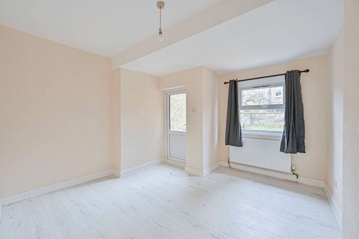1 Bedroom Flat To Rent In Dalebury Road, Tooting Bec, London, SW17