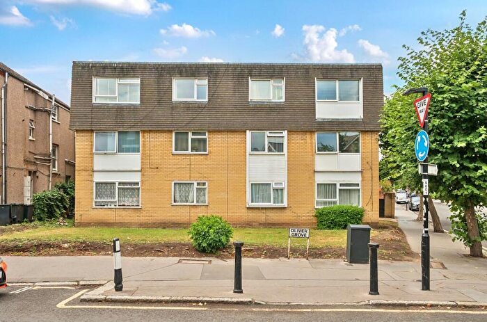 2 Bedroom Flat For Sale In Holmesdale Road, London, SE25